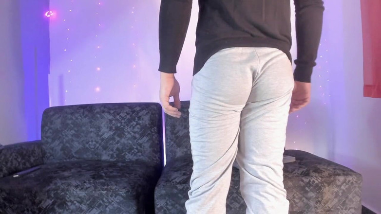 Tomas Styl: Latino Muestra Su Bulto En Camara Dentro De Su Sudadera...