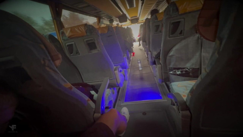 Falcon Al: Gav en till en främling i baksätet på bussen och...