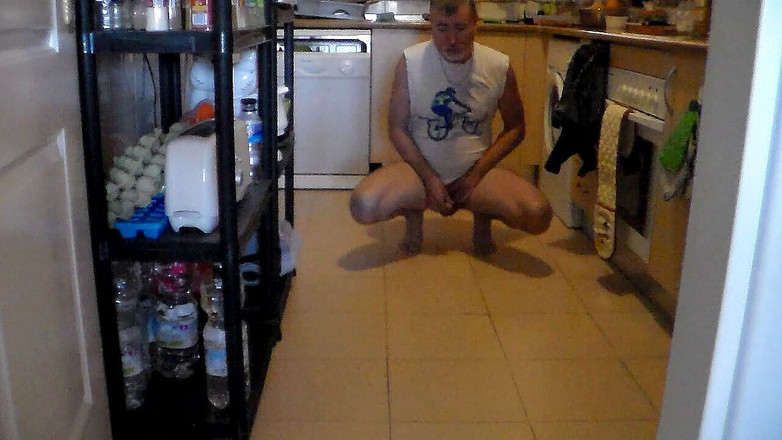 Sex hub male: Джон писяє на підлогу кухні