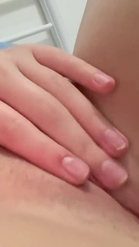 Een schattig meisje masturbeert haar schattige poesje.