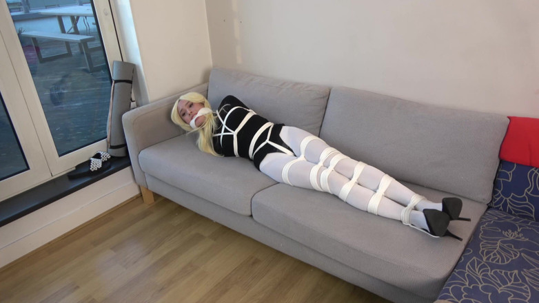 Latina Fetish: Maximální omezení Lilly: Svázaná těsná a spoutaný roubíkem v intenzivním...