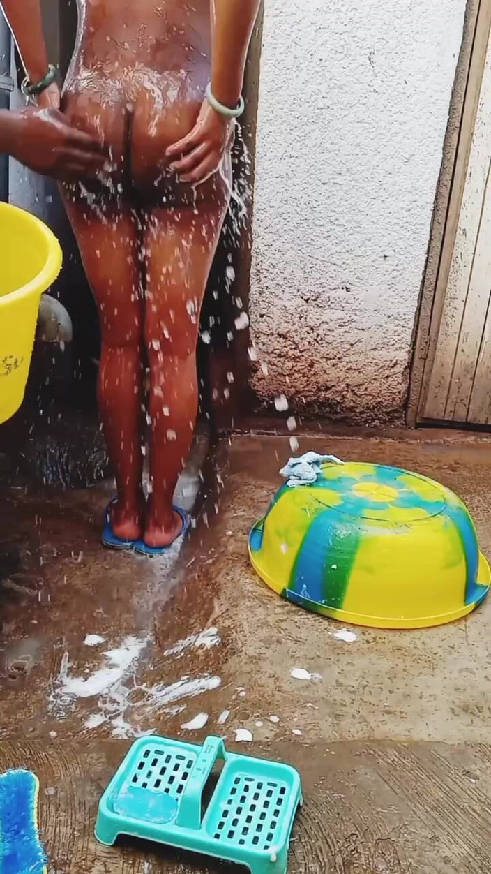 Me and my new slut: Al aire libre bañando a mi novia embarazada en ambiente...