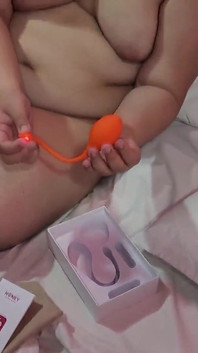 Această gaură de cur înghite vibratorul Lili din Honey Play Box