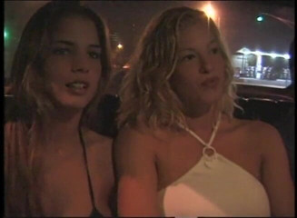 VOP Porno: Due lesbiche carine si scopano a vicenda in taxi e...