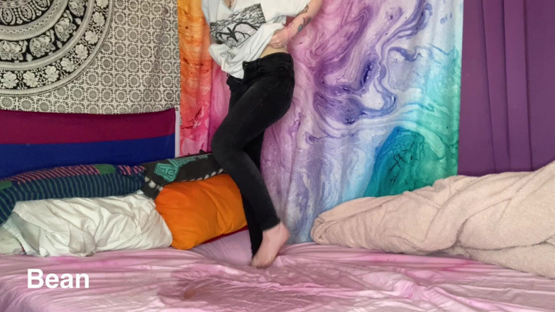 Alice Bean: Pisì sul letto in abiti