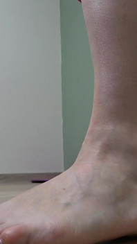 Giantess Housewife Anna Shows Her Feet