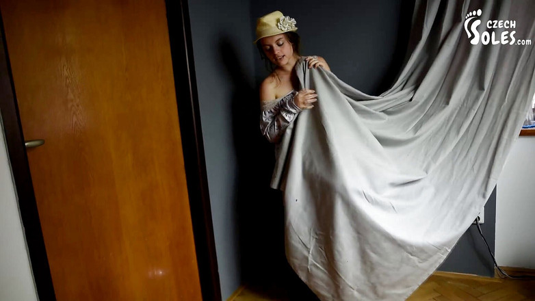 Czech Soles - foot fetish content: अन्ना के गर्मियों में नंगे पैर सैंडल में पोज दे रहे हैं