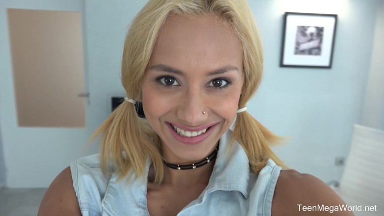 Teen Mega World: Blondýnka s kamerou