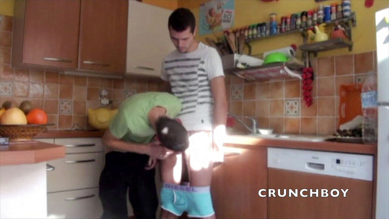 Crunch Boy: Brian šuká max v kuchyni ráno