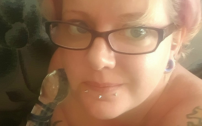 Insatiableme: Kay Doubledips se svým skleněným robertkem