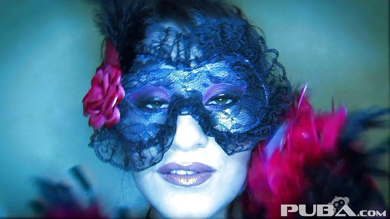 PUBA Solo: チャーリーは赤と黒の網タイツを身に着けています