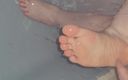 On cloud 69: Esfregando meus pés no chuveiro
