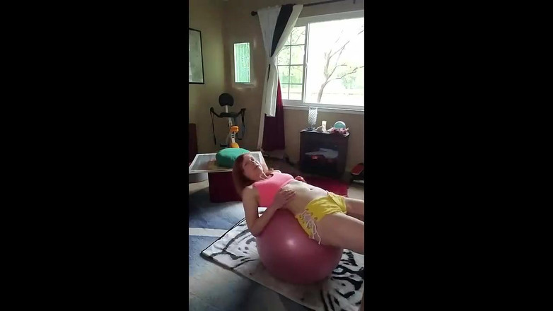 Aurora Willows: Sarı götlü şortla defile ve egzersiz