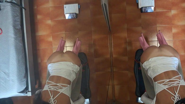 LauraOnHeels: MILF legată într-un scaun și futută în gură și vagin