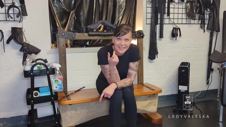 Lady Valeska: 成为我肮脏的脚奴隶 第一人称视角