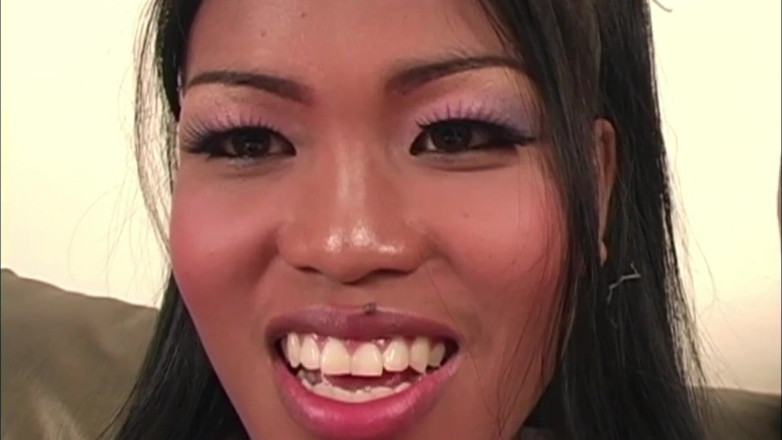 TGIRL ROOM: 아시아 여학생이 집에 돌아와 큰 자지에게 엉덩이를 당함