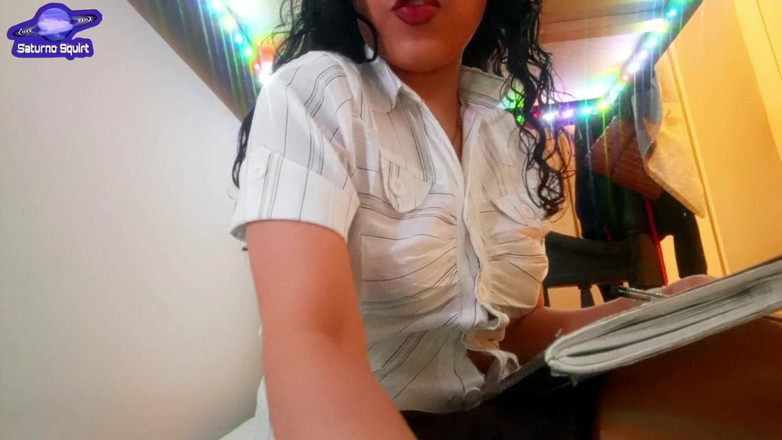 Saturno Squirt: Pov calda insegnante traditrice si masturba la figa pelosa rosa...