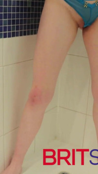 Real British 18-year-old pissing in the shower