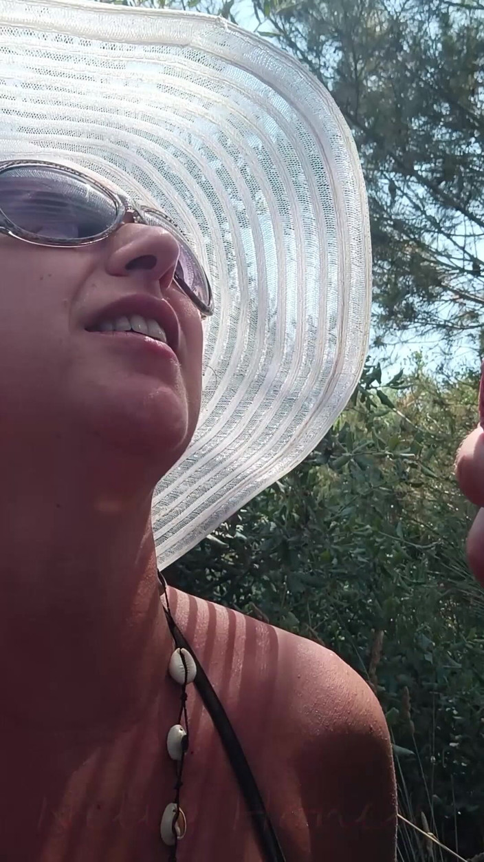 Nelly_Honey: 我在海滩的停车场口交