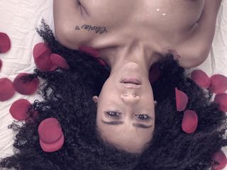 Ariana Aimes: 乳白色の美しい悶絶。ハッピーバレンタインデー。