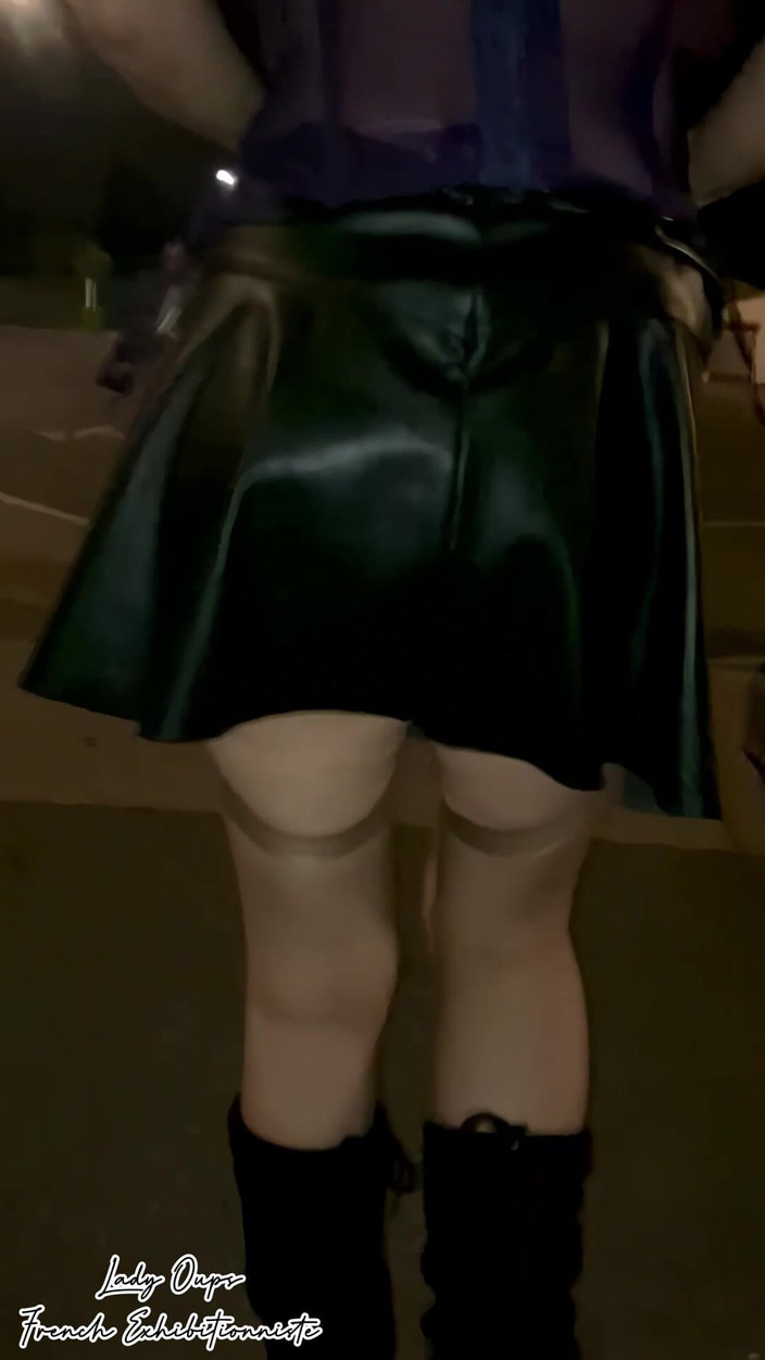 Lady Oups: 在公共场所没有穿迷你裙的内裤