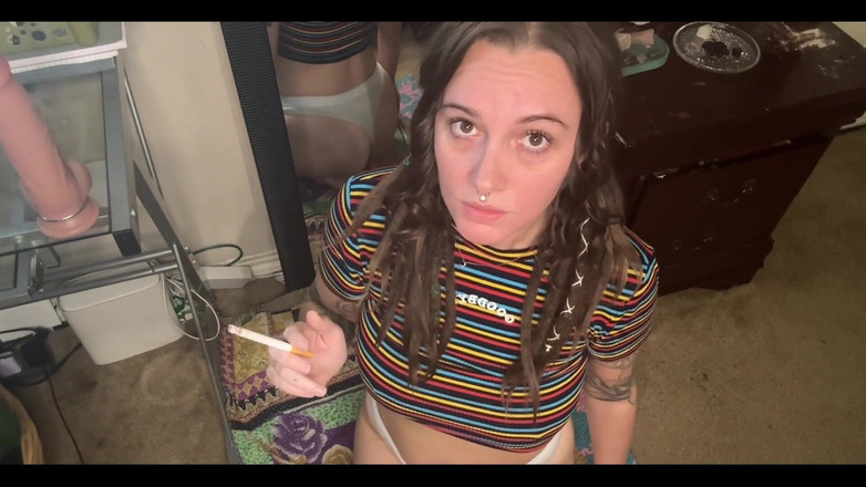 Chery Trees: Une brune excitée fume et chevauche un gode