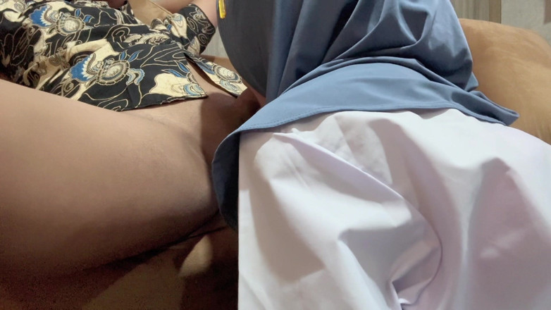 Clarelia: 学生愿意被老师带到酒店以获得好成绩