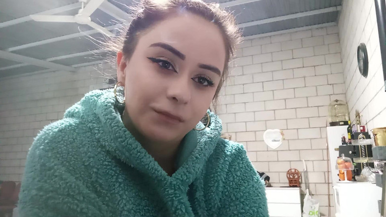 fartingclub01: 我穿着毛绒连帽衫抽烟