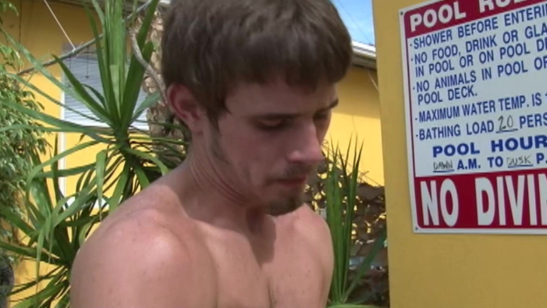 SEXUAL SIN GAY: Смокче безперервну сцену-3 тріо твінків у зонах басейну, смокче члени, поки вони не закінчать