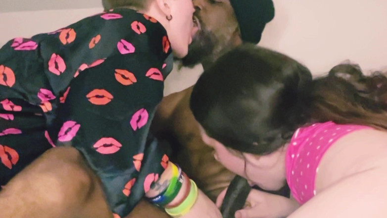 Thekookiejar: 2 wanita kesepian merayakan hari kasih sayang dengan ngentot doordasher