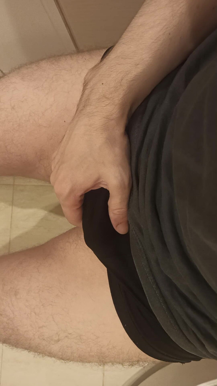 Pasha: शौचालय में बैठे हुए एक आदमी अपने लंड की मालिश करता है