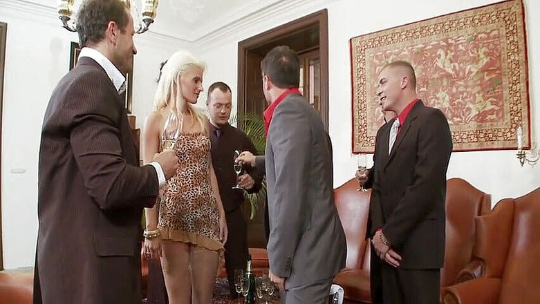 Backdoor Films: Dwie dziewczyny zostają wynajęte przez biznesmena