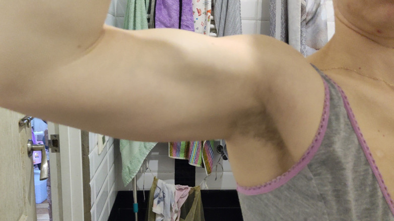 Risky Hairy Couple: De spieren van een grote vrouw buigen zich