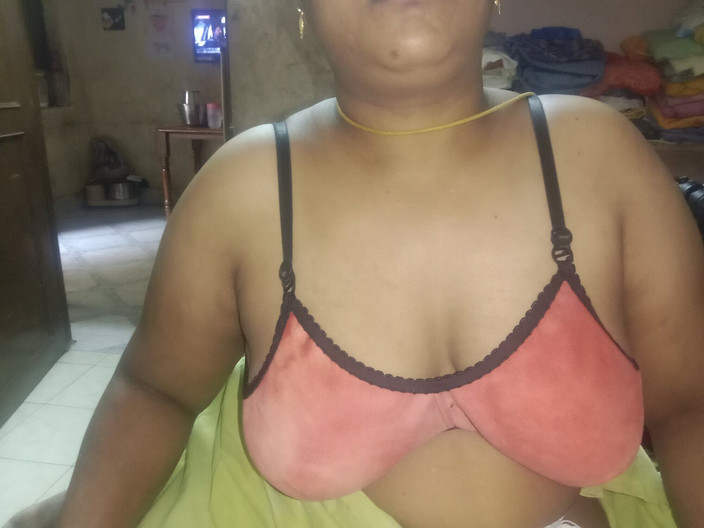 Tamil Anti Uma: Uma la Tamoule écarte sa chatte sexy et son mari regarde...