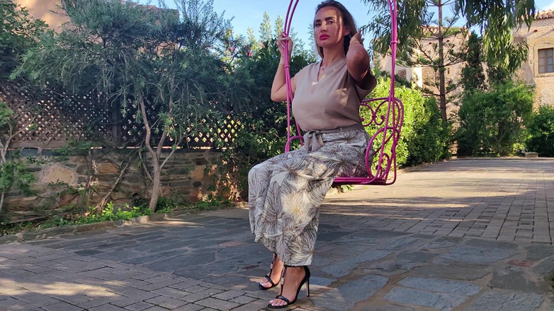 Goddess Lena: Милуйся мною в моєму саду