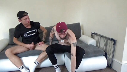 Gaybareback: kamera internetowa Oscar Wood zerżnięta na oklep przez wytatuowanych facetów