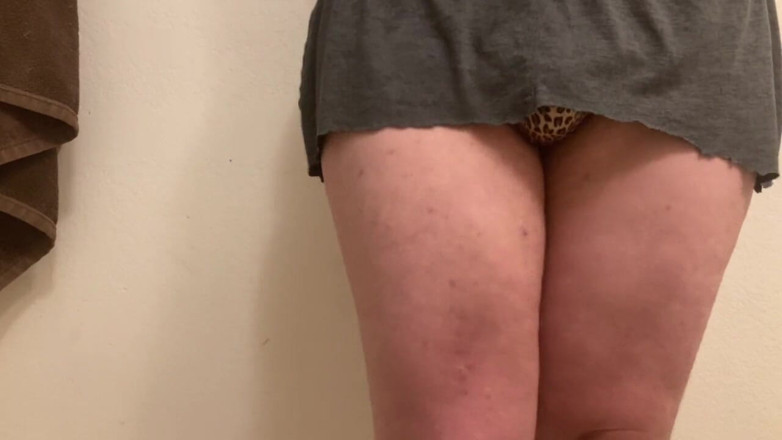 Jennysparkless: Huge ass shemale thiccdiccvers plays with her cock and huge...