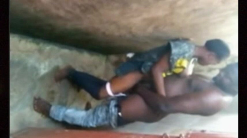 Pornsexlive: Вона спокусила мене своїми великими грудьми, з яких капає молоко