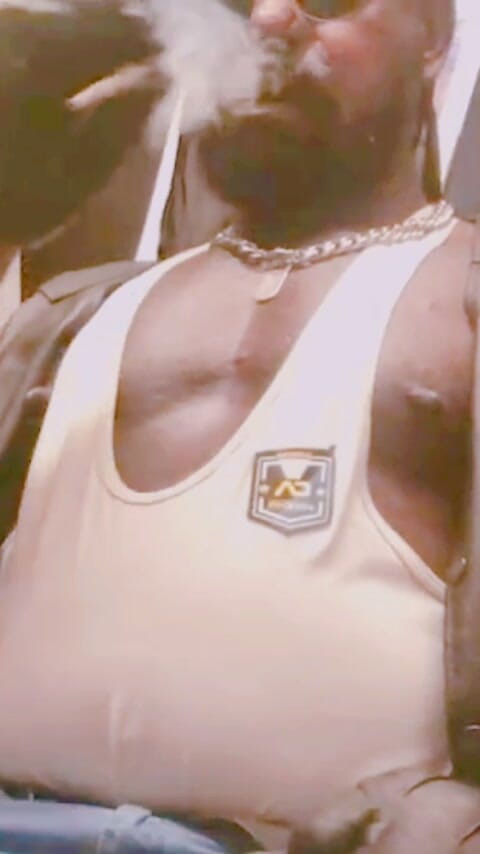 Black smoking muscle stepdad: Мускулистый в кожаных джинсовых сапогах курит соло