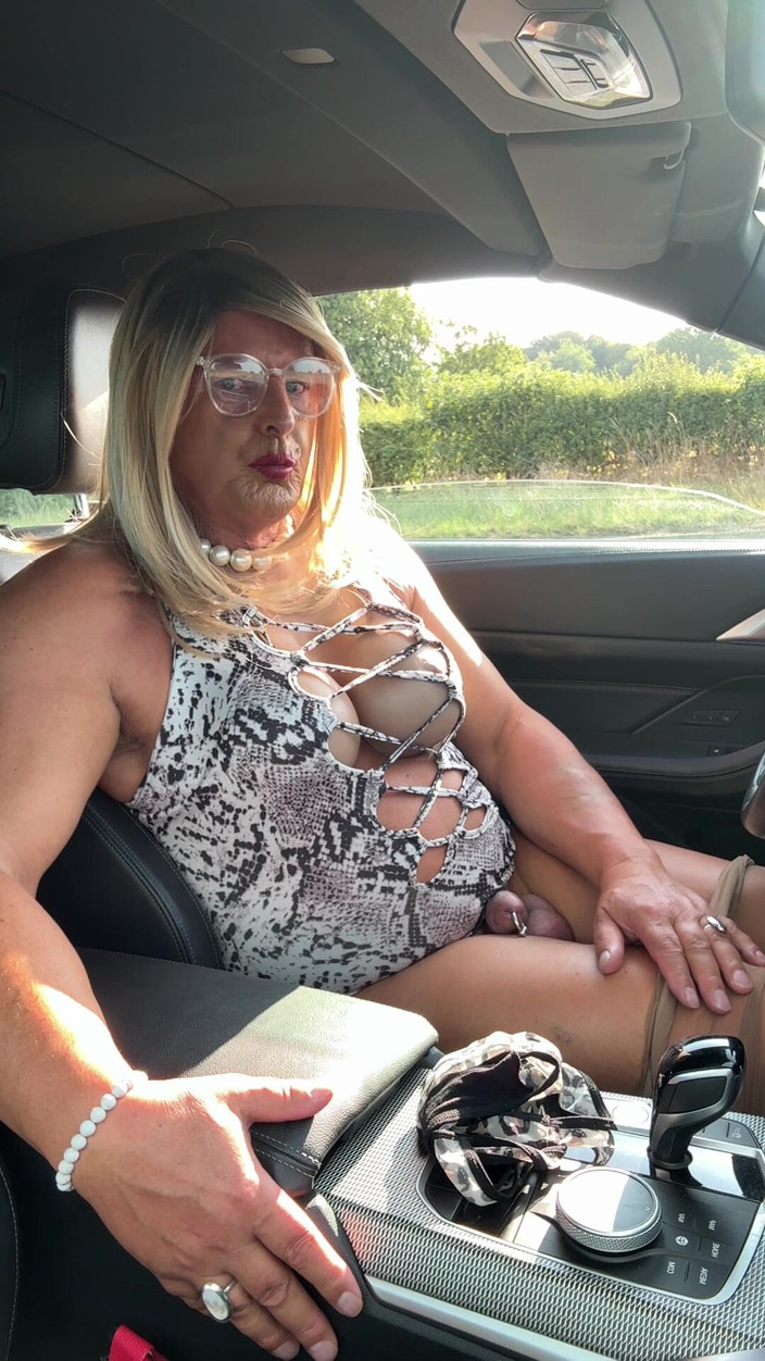 Kellycd2022: セクシーなクロスドレッサー Kellycd2022 白い動物柄とパンティストッキングで午後のドライブを楽しむ