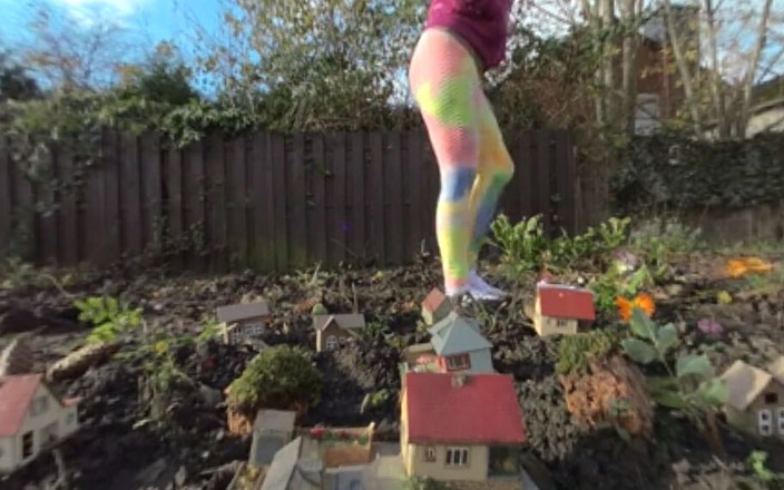 BlondeHexe VR: जाइंटेस क्रशेस विलेस