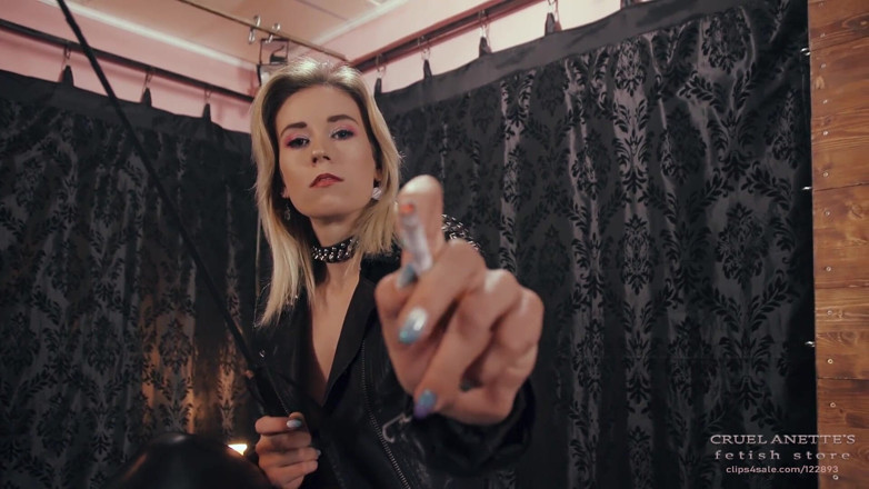 Cruel Anettes fetish world: Blondes schätzchen raucht eine zigarette in fußanbetung solo