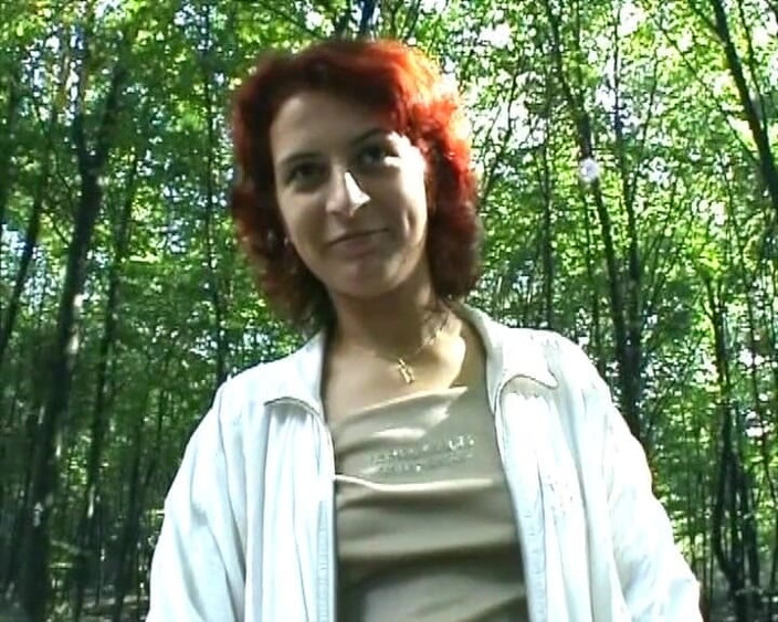 Deutsche Frauen: Una donna tedesca rossa adora masturbarsi nella foresta