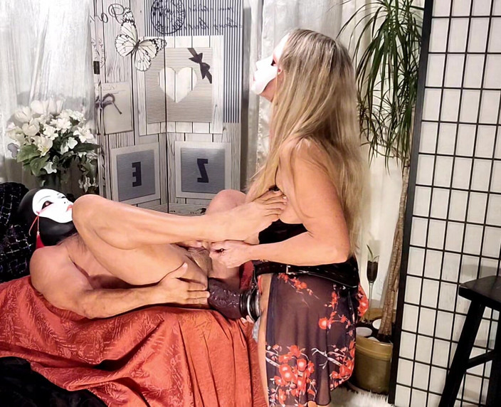 Peggingprincess: Pegando las pelotas su culo con Famario