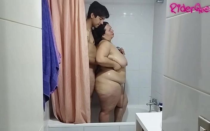 Mommy&#039;s fantasies: Sexual Relay in Threesome - Blowjob in Shower