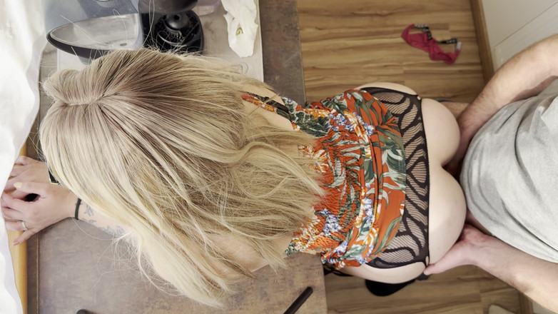 Christy X Taylor: L'idraulico esegue manutenzione anche sulla moglie bionda calda mentre suo...