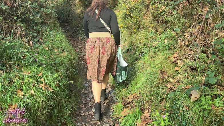 Lustful Libertines: 偷窥老师在树林里撒尿