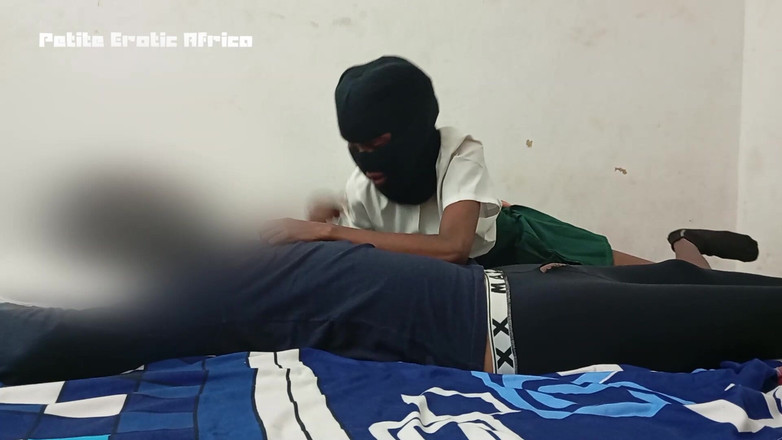 Petite Erotic Africa: Afrika'da üniversiteden sonra seks.