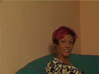 Lucky Wankerz: 有色头发的纹身宝贝在鸡巴撸管家伙面前张开和自慰