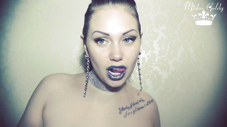 Goddess Misha Goldy: Blauwe glinsterende lippen ruiken en aanbidden